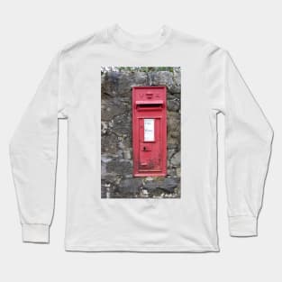 Traditional Red British Post Box in Wall [Royal Mail] Long Sleeve T-Shirt